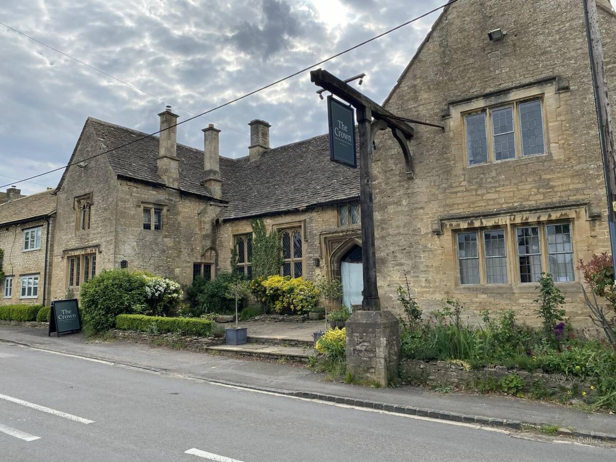 One of England’s oldest inns where Queen Elizabeth I stayed is up for sale – this 640-year-old Cotswolds inn has served pints since 1384