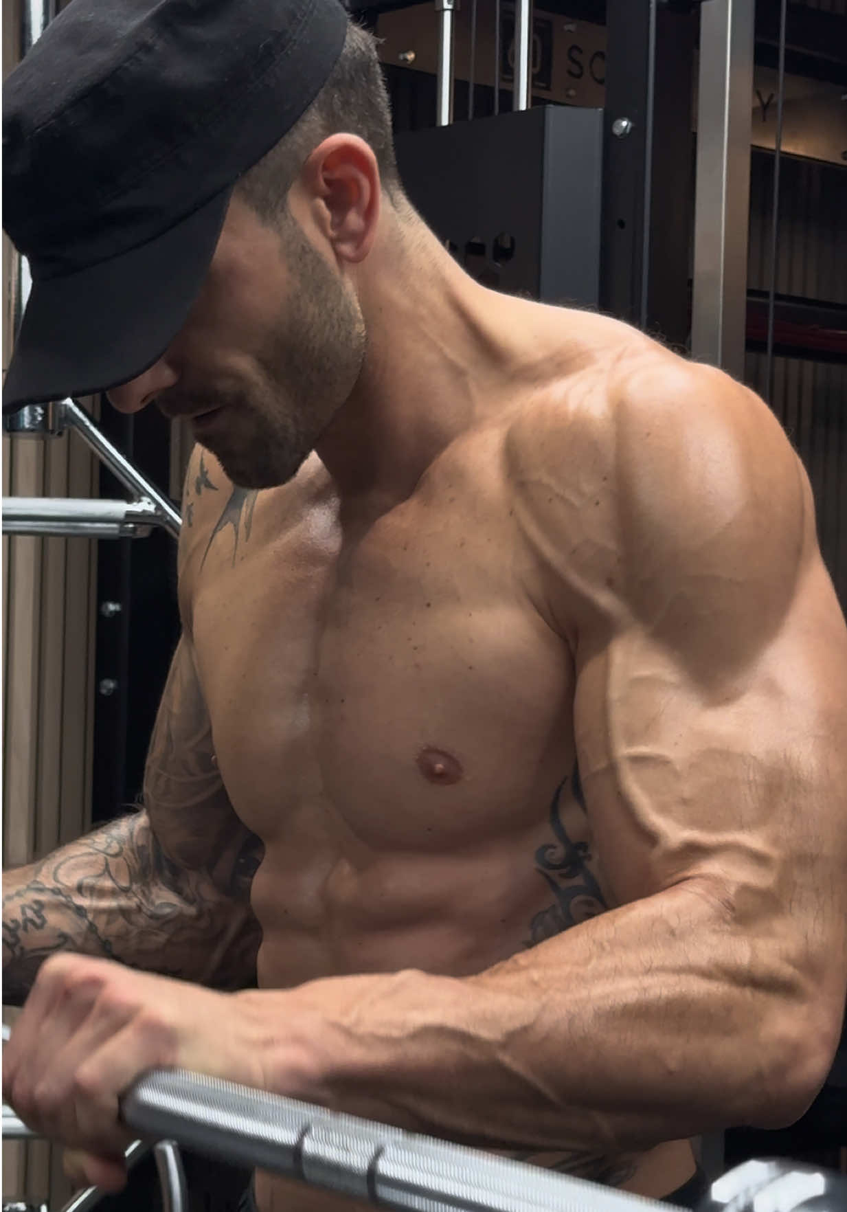 Don’t neglect your forearms. Build stronger forearms and a stronger grip with these exercises. 3 sets × 8/12 reps each. Save it and try it in your next workout.