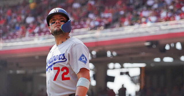 WATCH: Dodgers' Miguel Rojas Aces US Citizenship Test: 'I'm Really Proud to be an American'