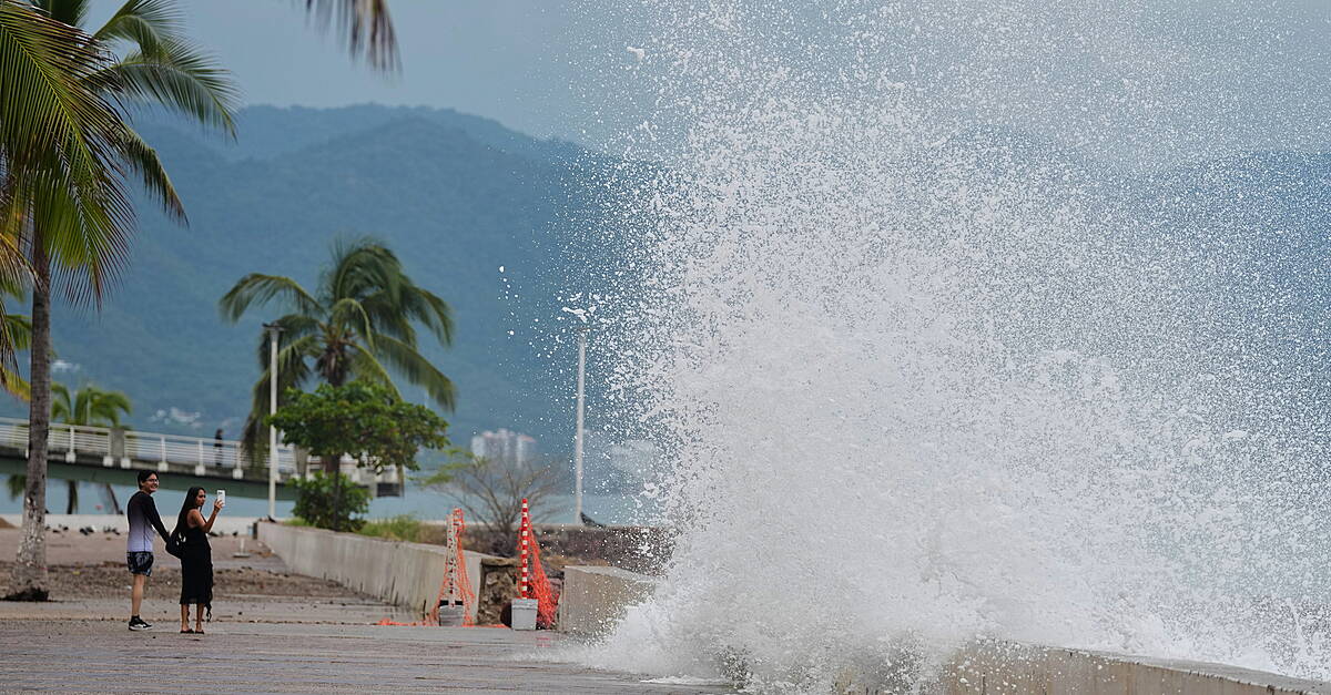 Hurricane Simon pounds resorts along Mexico’s Pacific coast