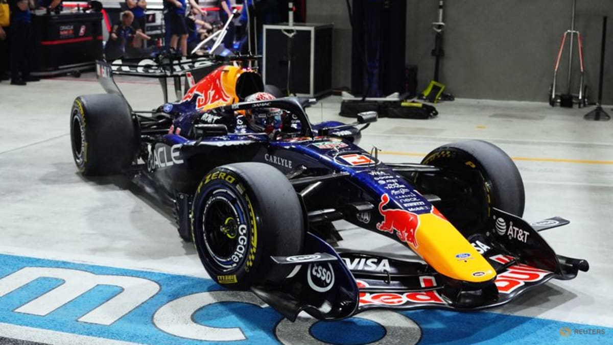 Verstappen continues resurgence with pole for Singapore sprint