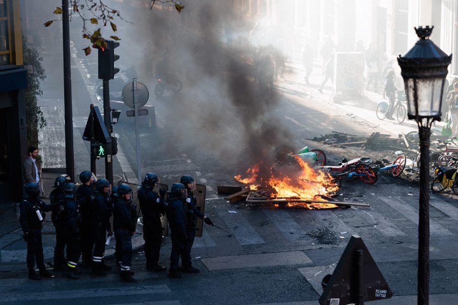 France Riots: Chinese Café Owner Beaten as Looters Set Business Ablaze